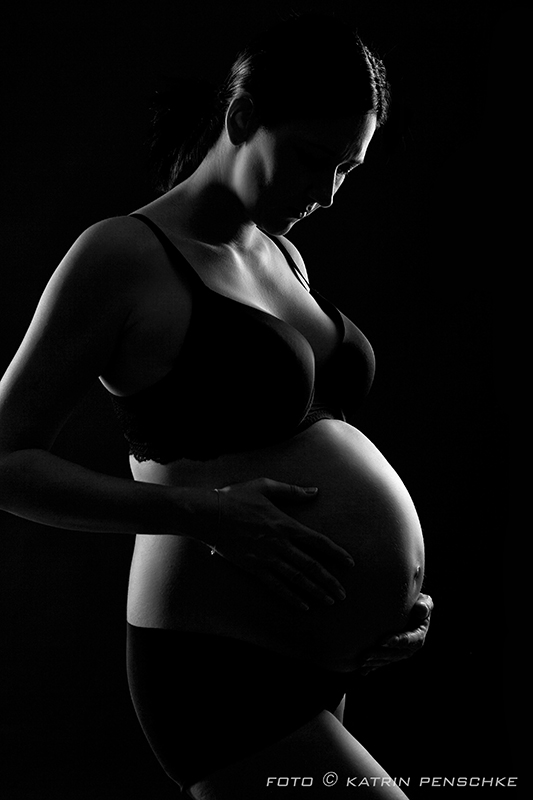 Babybauch- und Schwangerschaft Fotografie in schwarz-weiß